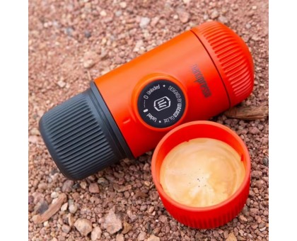 Портативна еспресо-кавоварка Wacaco Nanopresso червона з чохлом Портативна еспресо-кавоварка Wacaco Nanopresso червона з чохлом