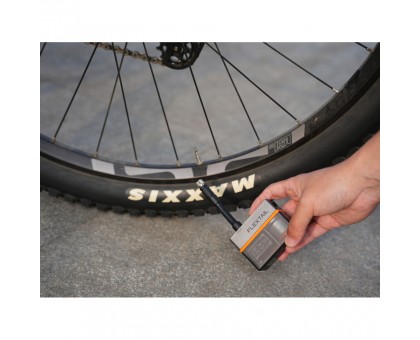 Flextail Tiny Tire Pump ACS: Міні насос + Задня фара для велосипеда