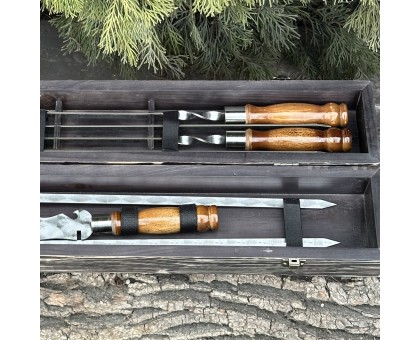 ШашлиКейс темна текстура: Подарунковий набір шампурів з дуба та кейсом