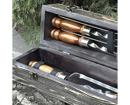 ШашлиКейс темна текстура: Подарунковий набір шампурів з дуба та кейсом