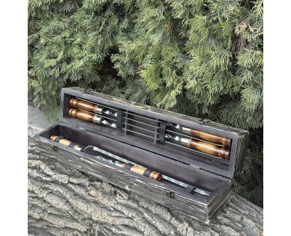 ШашлиКейс темна текстура: Подарунковий набір шампурів з дуба та кейсом