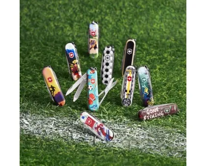Складной нож Victorinox CLASSIC LE "World Of Soccer" 58мм/1сл/7функ/цветн/чехол /ножн Складной нож Victorinox CLASSIC LE "World Of Soccer" 58мм/1сл/7функ/цветн/чехол /ножн